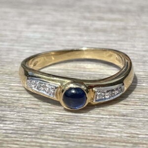 Bague saphir cabochon diamants en or 18 carats d’occasion
