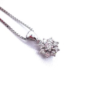 Collier d’occasion fleur diamantée en or 18 carats d’occasion
