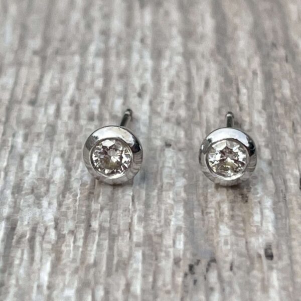 Boucles d'oreilles puces diamants serti clos or 18 carats occasion