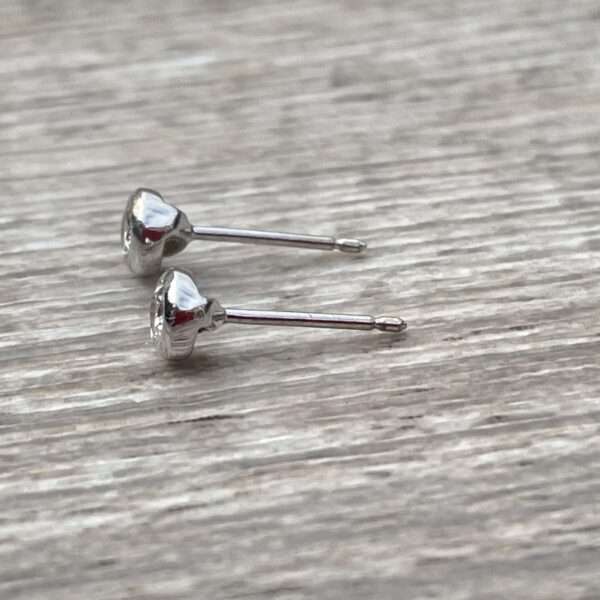 Boucles d'oreilles puces diamants serti clos or 18 carats occasion