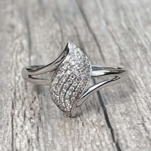 Bague vague diamantée en or 18 carats d’occasion
