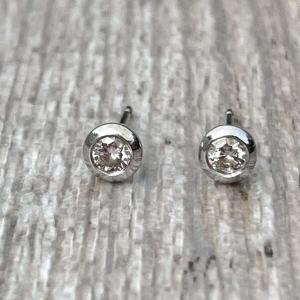 Boucles d'oreilles puces diamants serti clos or 18 carats occasion
