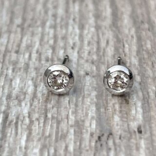 Boucles d&rsquo;oreilles puces diamants serti clos en or 18 carats d&rsquo;occasion