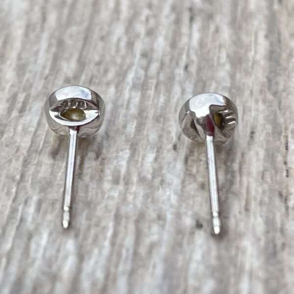Boucles d'oreilles puces diamants serti clos or 18 carats occasion