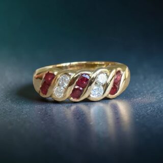 Bague jonc rubis et diamants 1 ct total or jaune 18 carats – 9,27 g – taille 55