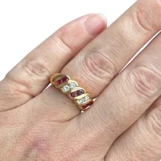 Bague jonc rubis et diamants 1 ct total or jaune 18 carats – 9,27 g – taille 55