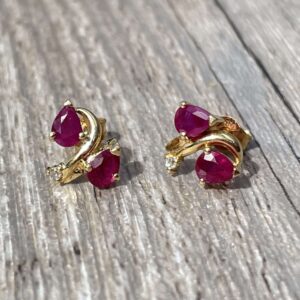 Boucles d’oreilles rubis et diamants en or 18 carats d’occasion