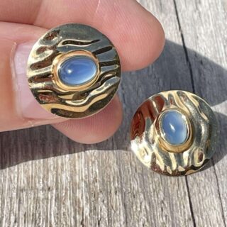 Boucles d’oreilles saphirs cabochons en or 18 carats d&rsquo;occasion