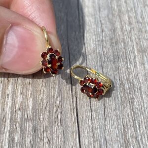 Boucles d’oreilles Dormeuses grenats en or 18 carats d’occasion