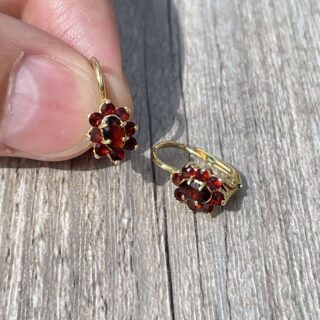 Boucles d&rsquo;oreilles Dormeuses grenats en or 18 carats d&rsquo;occasion