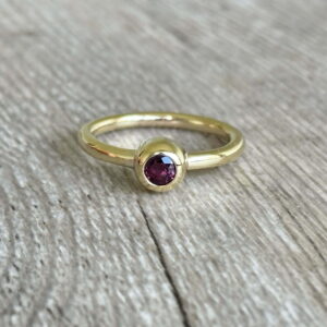 Bague solitaire rubis en or 18 carats d’occasion