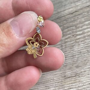 Boucles d’oreilles motif fleur en or 18 carats d’occasion