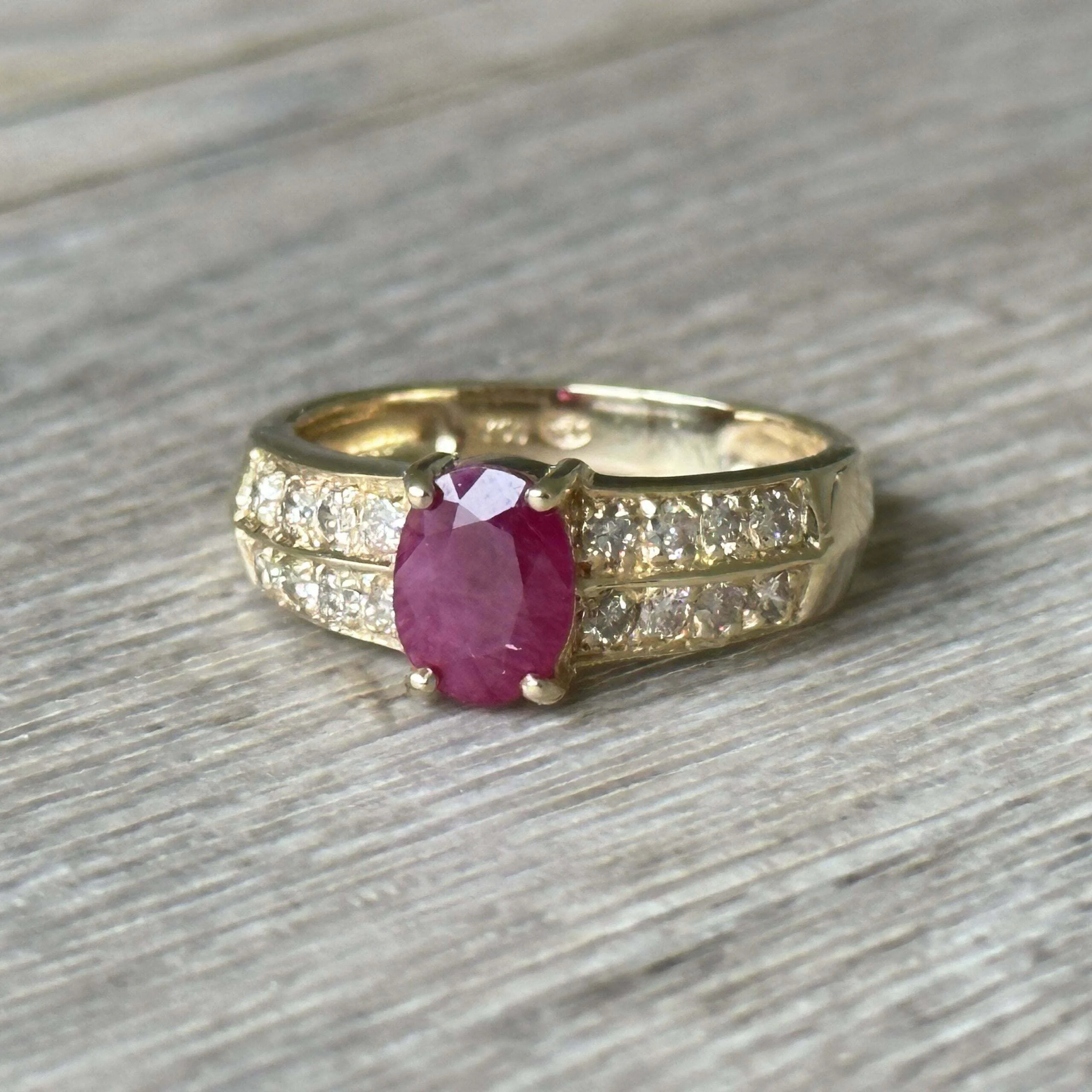 Bague Cocktail Or 18 Carats Avec Rubis Et Diamants (0.04 Carat) - Taille 51, Poids 2.64g, Occasion