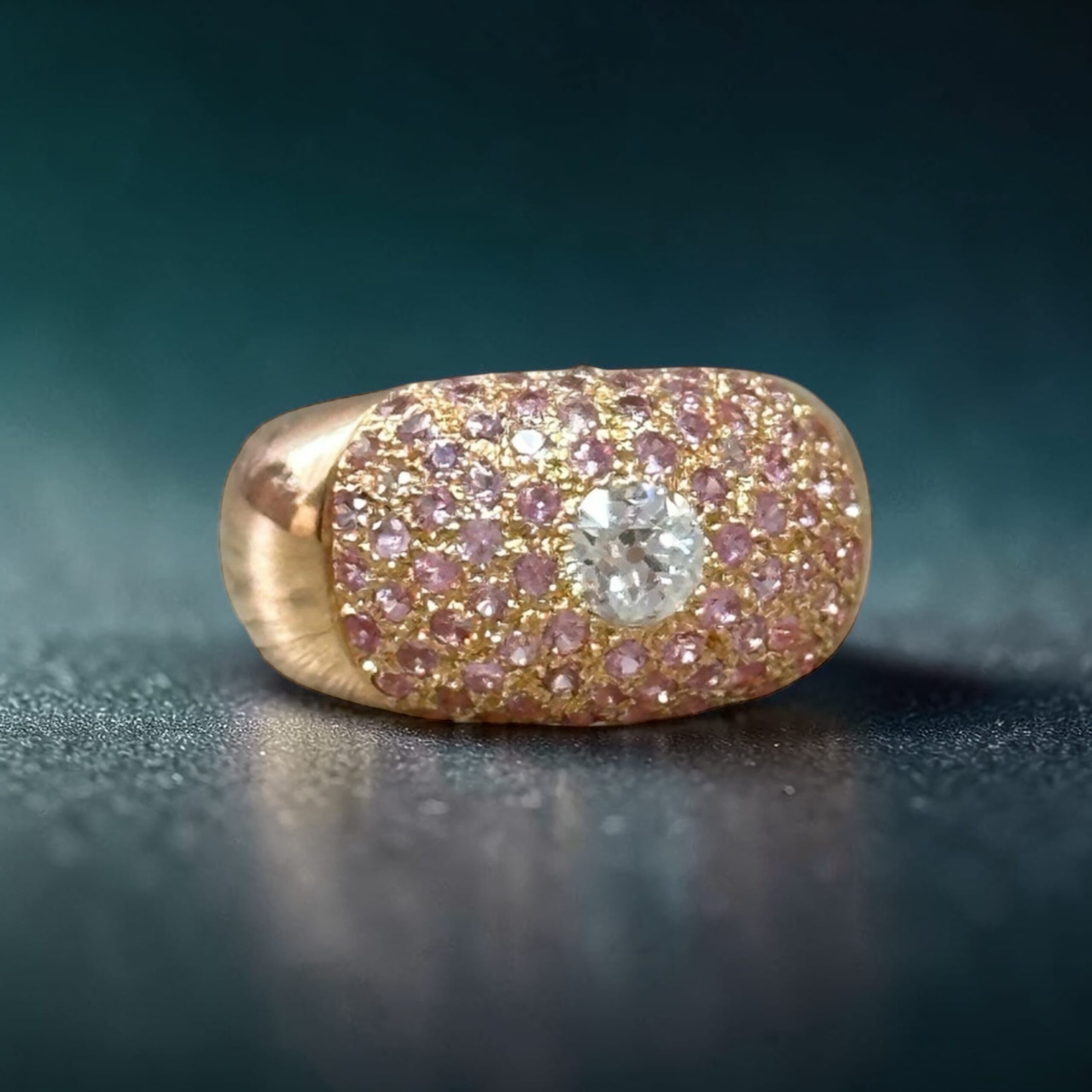 Bague dôme or rose 18 carats diamant 0.50 ct pavage saphirs roses | Des Bijoux en Or bague dôme or rose 18 carats diamant 0.50 ct pavage saphirs roses vue face