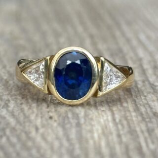 Bague saphir et diamants trillion en or 18 carats d’occasion