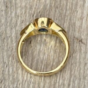 Bague saphir et diamants trillion en or 18 carats d’occasion