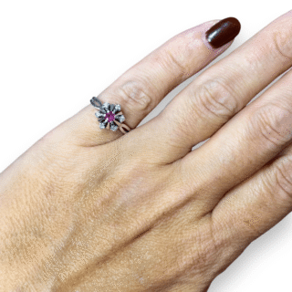 Bague marguerite rubis diamants en or 18 carats d’occasion