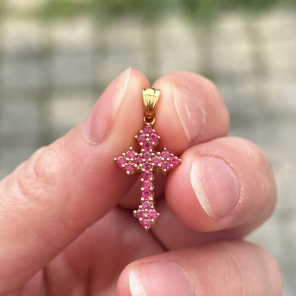 Pendentif croix rubis or 18 carats