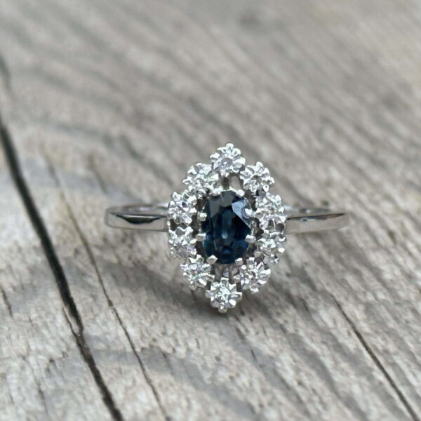 Bague Marguerite saphir diamants en or 18 carats