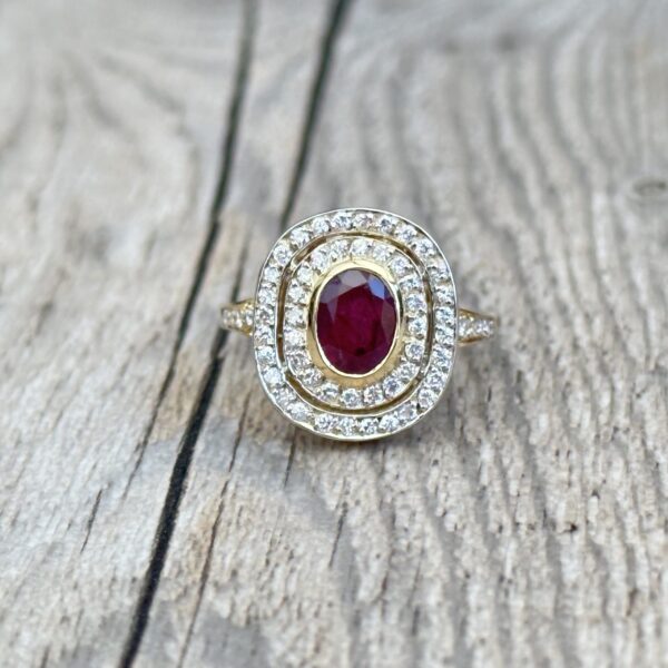 Bague rubis double entourage diamants or 18 carats