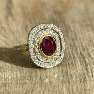Bague rubis double entourage de diamants en or 18 carats
