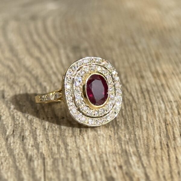 Bague rubis double entourage diamants or 18 carats