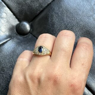 Bague jonc saphir pavage diamants en or 18 carats