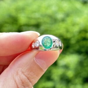 Bague jonc émeraude diamants en or 18 carats