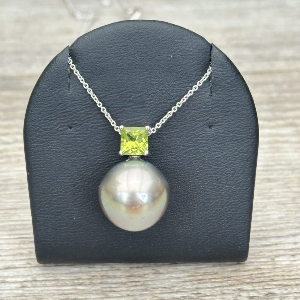 Collier Perle De Culture Avec Péridot Et Rubis Racine - Occasion Très Bon état (tbe/vgc)