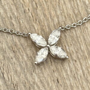 Collier fleur en or blanc 18 carats