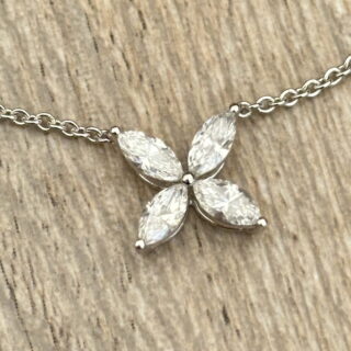 Collier fleur en or blanc 18 carats