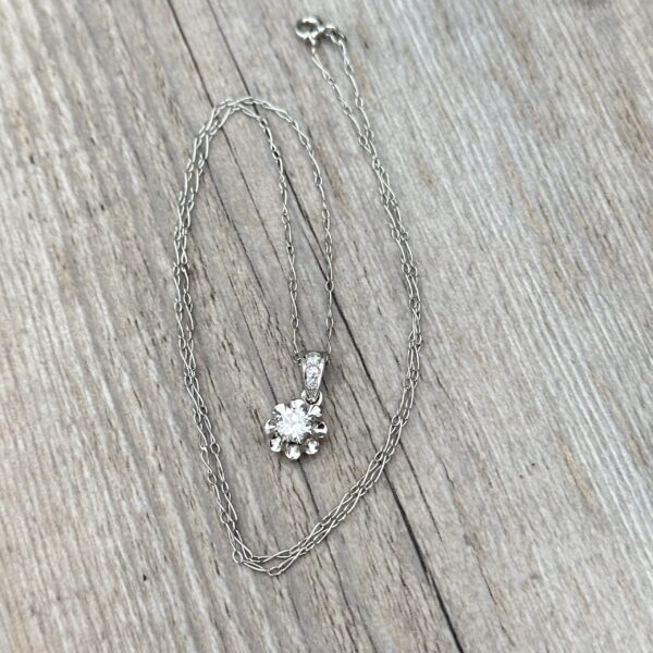 collier fleur diamantée en or 18 carats d'occasion