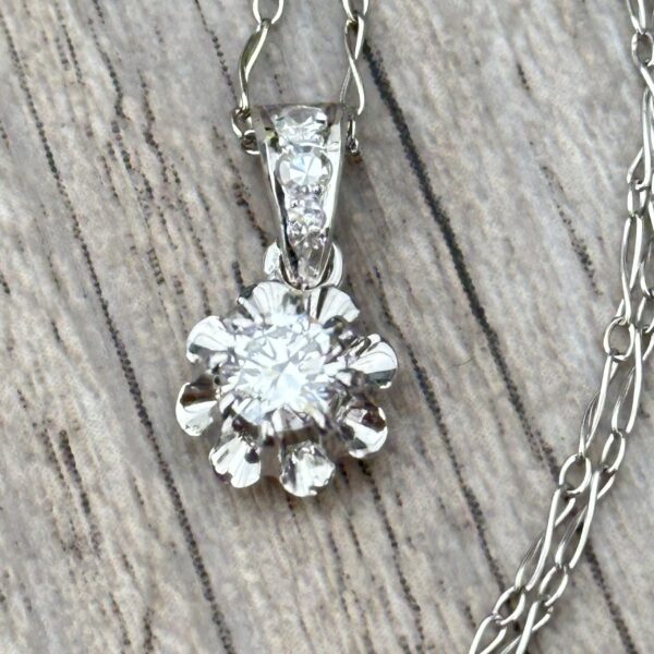 collier fleur diamantée en or 18 carats d'occasion