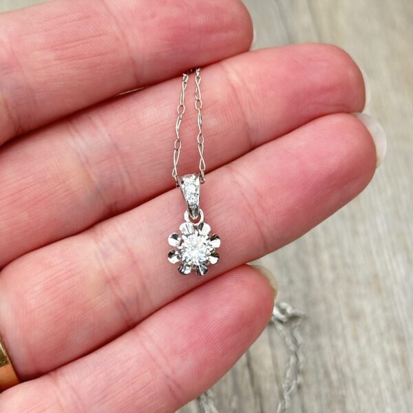 collier fleur diamantée en or 18 carats d'occasion