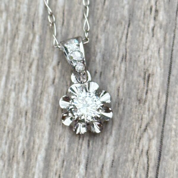 collier fleur diamantée en or 18 carats d'occasion