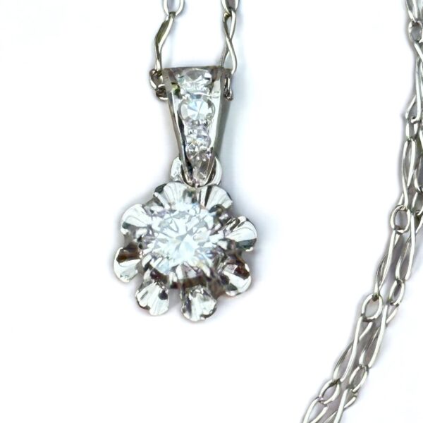 collier fleur diamantée en or 18 carats d'occasion