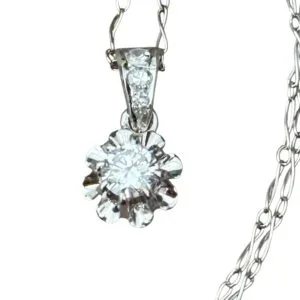 Collier fleur diamantée en or 18 carats