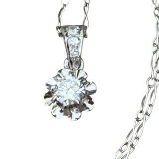 Collier fleur diamantée en or 18 carats