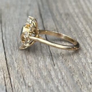 Bague marguerite en or 18 carats d’occasion avec émeraude et diamants