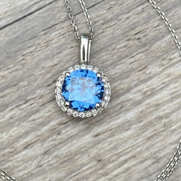 Collier halo saphir diamants en or 18 carats d'occasion