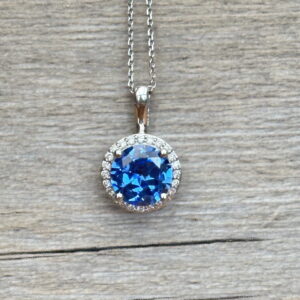 Collier halo saphir diamants en or 18 carats d’occasion