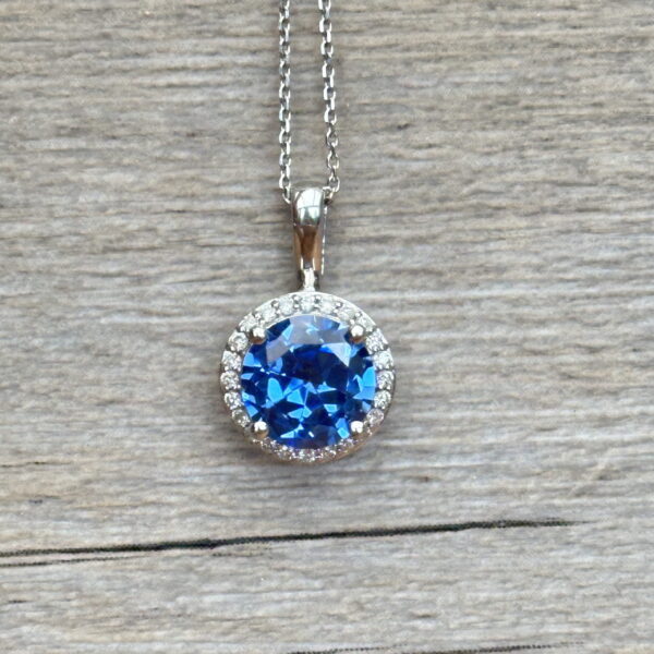 Collier halo saphir diamants en or 18 carats d'occasion