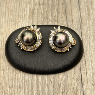 Boucles d’oreilles perles de Tahiti et diamants en or 18 carats