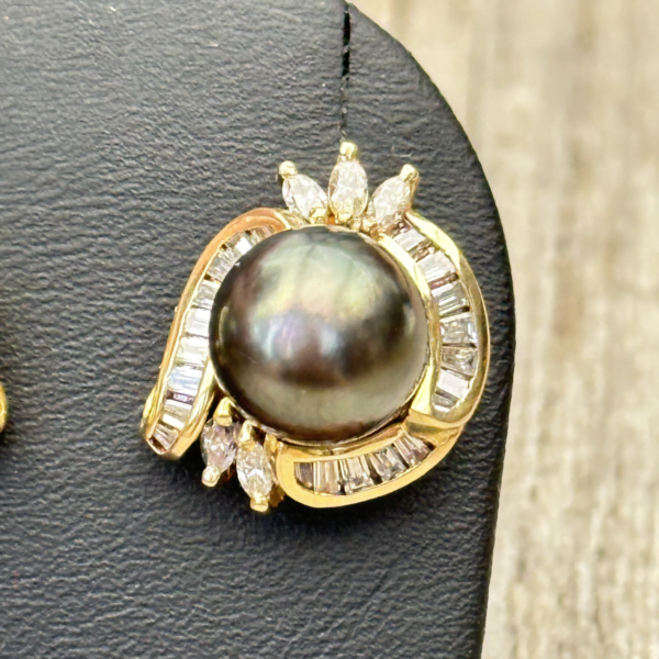 Boucles d'oreilles perles de Tahiti et diamants en or 18 carats