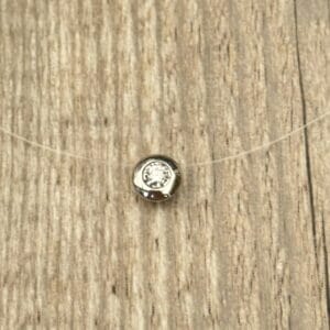 Collier en fil de nylon avec pendentif diamant