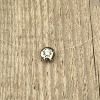 Collier en fil de nylon avec pendentif diamant
