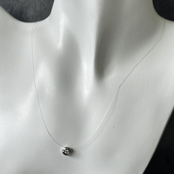 Collier en fil de nylon avec pendentif diamant