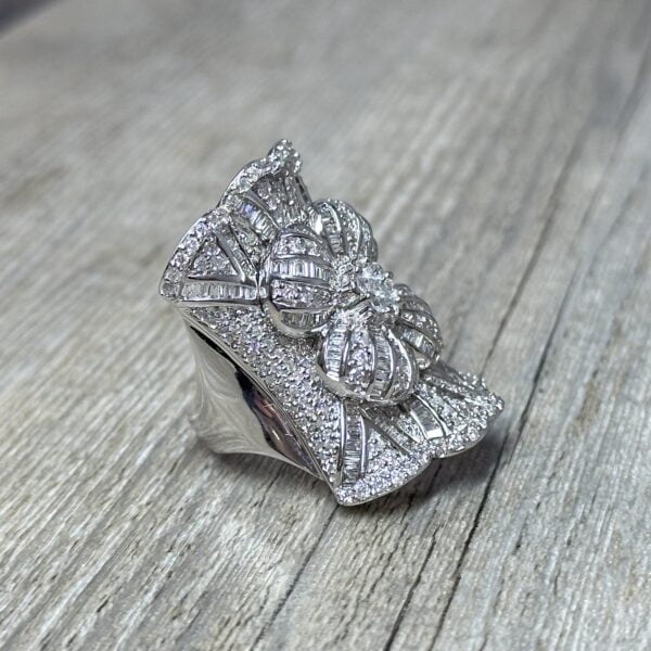 Bague à décor floral en or 18 carats