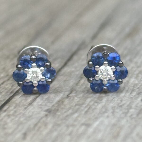 Boucles d'oreilles fleurs saphirs diamants en or 18 carats