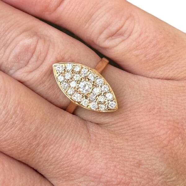 Bague marquise en or 18 carats sertie de diamants